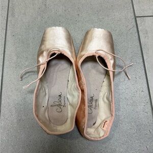Pointe shoes for Art